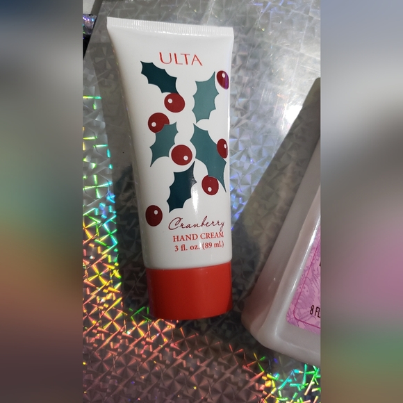 One Estee Lauder make-up zip bag, and two hand creams - Picture 6 of 6